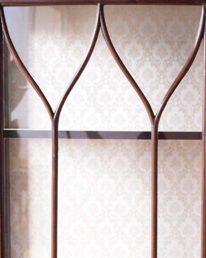 アンティークのキャビネット　アンティーク家具　イギリスで見つけたゴシックデザインが美しい正統派のアンティークキャビネット。美しい装飾にうっとり…ガラス面の装飾が上品なアクセントに。(k-2090-f)