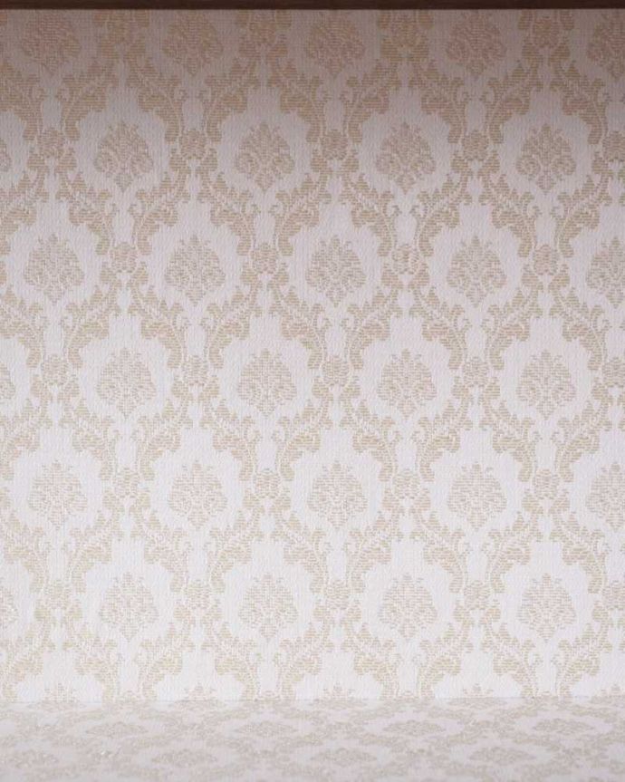 アンティークのキャビネット　アンティーク家具　イギリスで見つけたゴシックデザインが美しい正統派のアンティークキャビネット。新しい生地で張り替えましたキャビネットの表情に合わせて新しい背板の生地を選びました。(k-2090-f)