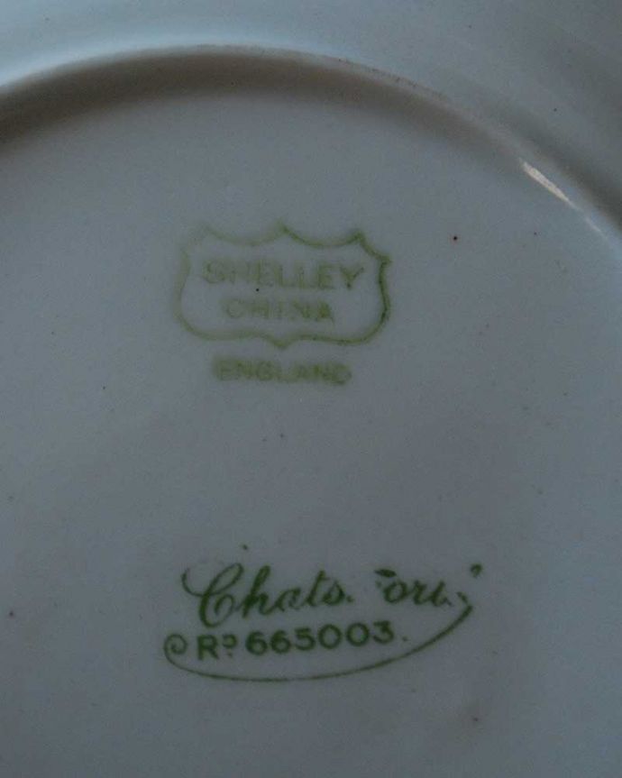 シェ―リー窯　アンティーク雑貨　1910年代の小花柄に縁取られた可愛いアンティークプレート（Shelley/シェリー）。バックスタンプです。(k-2091-z)