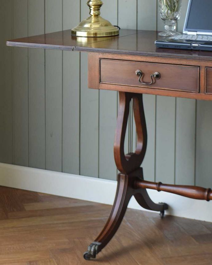 アンティークのデスク・書斎机　アンティーク家具　キャスター付きの伸張式のアンティークバタフライテーブル。英国アンティークらしい優雅な姿にうっとりアンティークらしいデザインの美しさ。(k-2093-f)