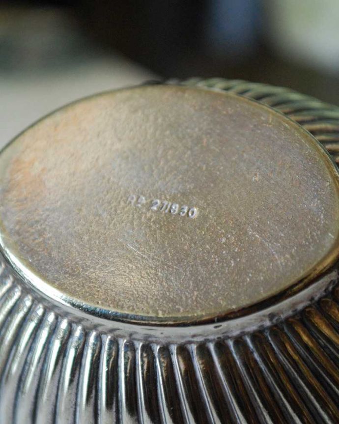 アンティーク 真鍮の雑貨　アンティーク雑貨　イギリスの銀食器、アンティークシルバーのミニピッチャー（ミルクジャグ）。調印が残っていました。(k-2095-z)