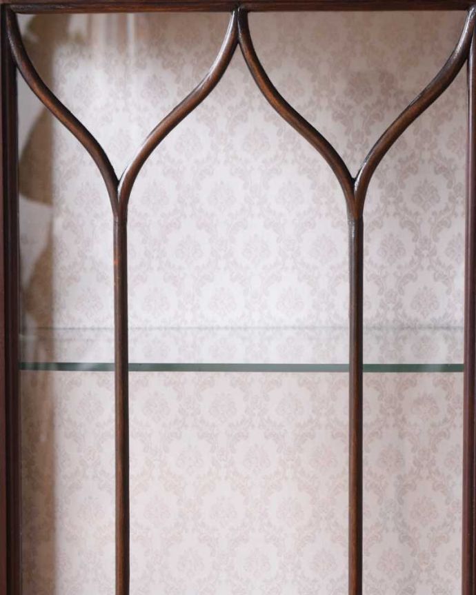 アンティークのキャビネット　アンティーク家具　クロウ＆ボールの脚がエレガント、ゴシックデザインのアンティークガラスキャビネット。美しい装飾にうっとり…ガラス面の装飾が上品なアクセントに。(k-2097-f)