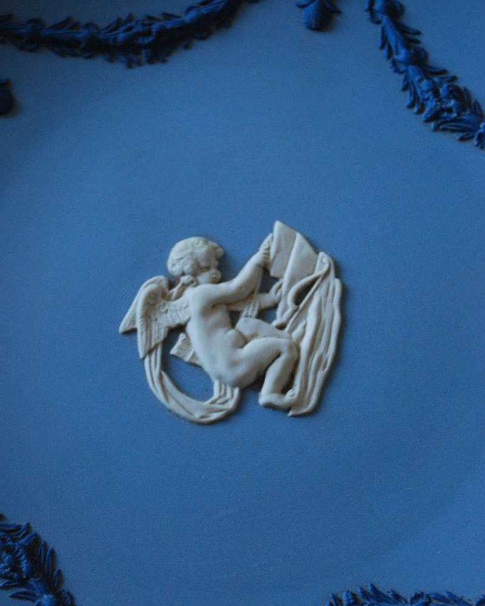 アンティーク 陶磁器の雑貨　アンティーク雑貨　イギリス輸入のアンティークジャスパーウエアー、レリーフが美しいキューピッドプレート。繊細で美しいキューピッドのレリーフです。(k-2101-z)