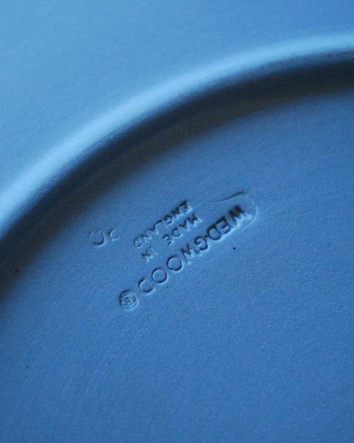 アンティーク 陶磁器の雑貨　アンティーク雑貨　イギリスで見つけたアンティークジャスパーウエアーのキューピッドプレート。バックスタンプです。(k-2102-z)