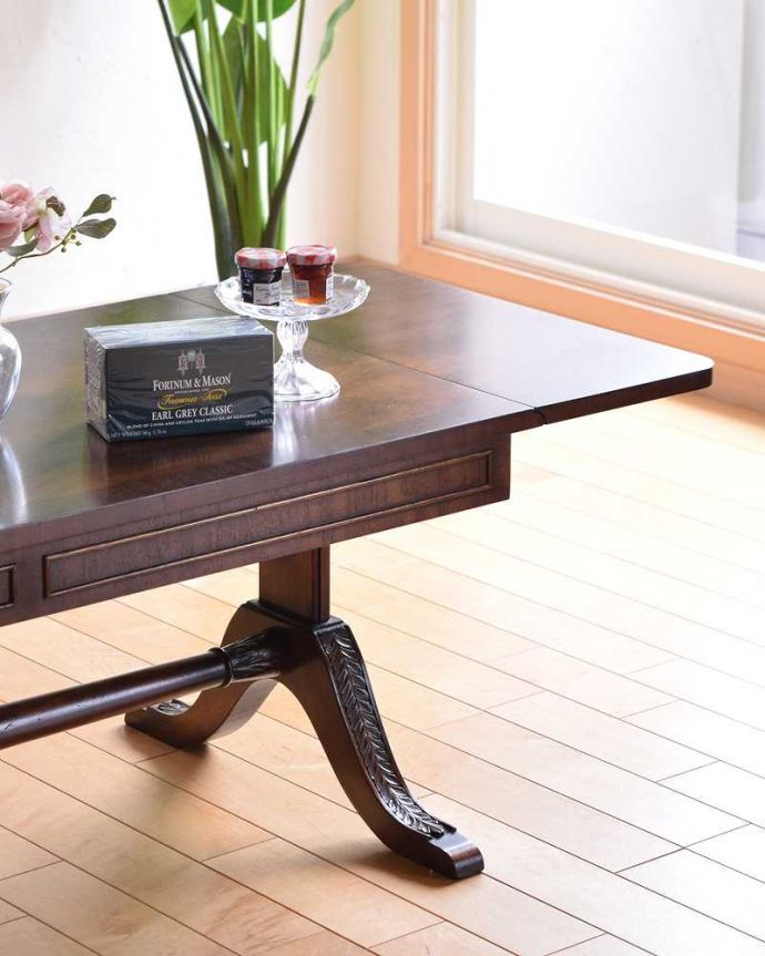 アンティークのテーブル　アンティーク家具　脚の装飾が美しい伸張式家具、マホガニー材のアンティークコーヒーテーブル。アンティークらしく優雅な脚のデザイン素材の美しさが際立つスッキリとした脚は、どんなインテリアのお部屋にも合わせやすいです。(k-2105-f)