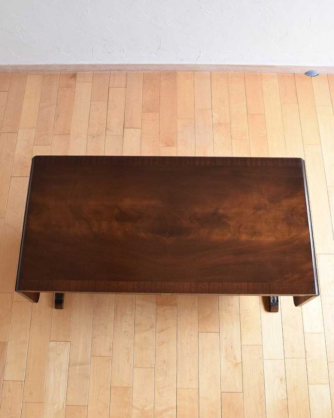 アンティークのテーブル　アンティーク家具　脚の装飾が美しい伸張式家具、マホガニー材のアンティークコーヒーテーブル。畳むとこんなにスリムなサイズリーフを閉じた状態のテーブルを上から見るとこんな感じ。(k-2105-f)