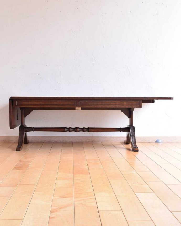 アンティークのテーブル　アンティーク家具　脚の装飾が美しい伸張式家具、マホガニー材のアンティークコーヒーテーブル。片方だけ開いて使えます片方の羽を開くとこんな感じ。(k-2105-f)