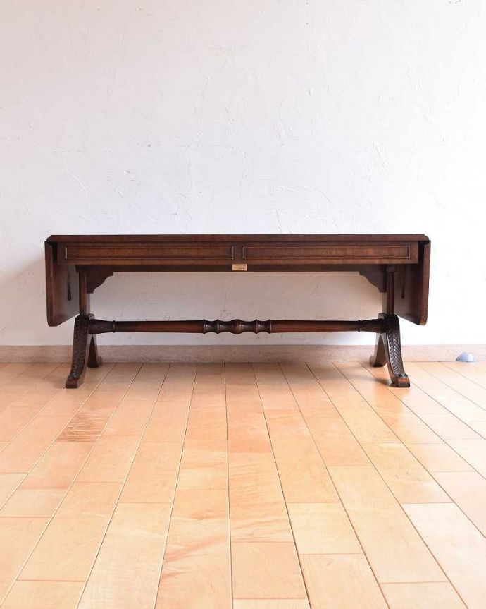 アンティークのテーブル　アンティーク家具　脚の装飾が美しい伸張式家具、マホガニー材のアンティークコーヒーテーブル。横から見てみると･･･リーフを畳めばとてもコンパクト。(k-2105-f)