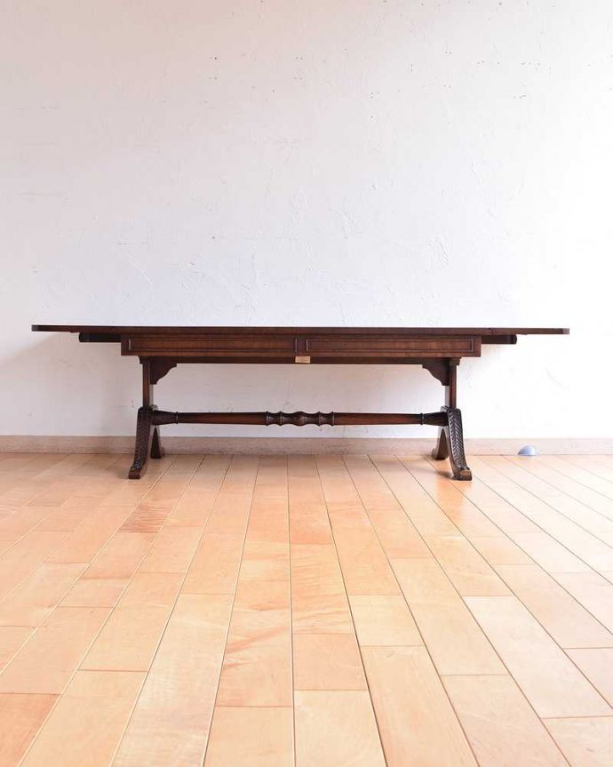 アンティークのテーブル　アンティーク家具　脚の装飾が美しい伸張式家具、マホガニー材のアンティークコーヒーテーブル。両方開いたらこんな感じ開いても閉じても、自由に使える便利さが魅力です。(k-2105-f)
