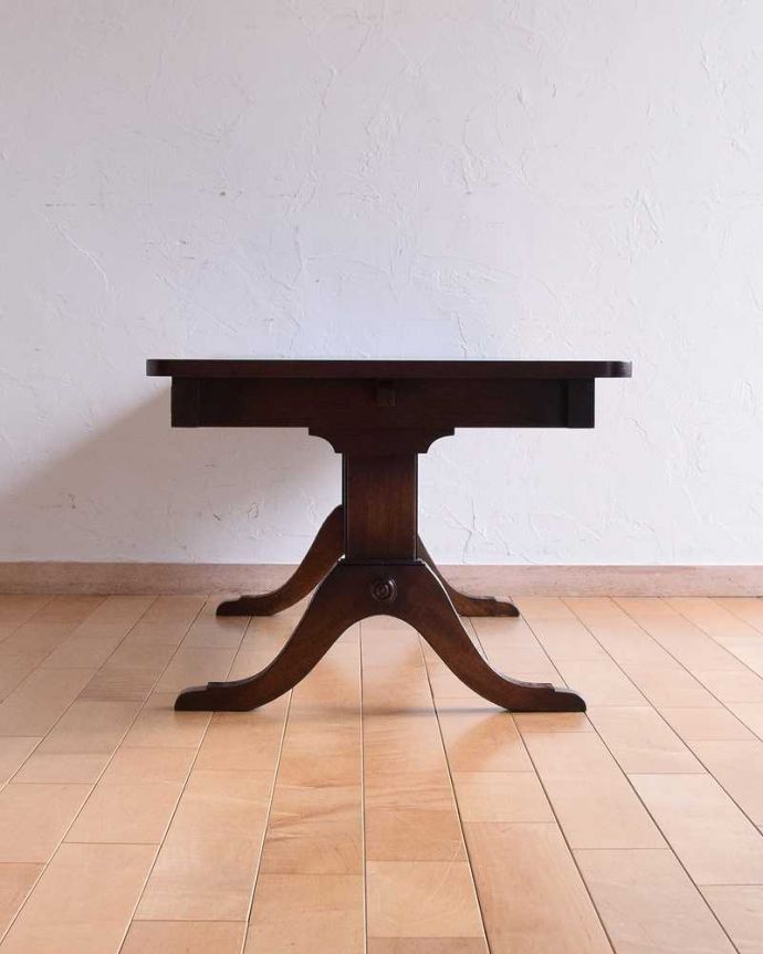 アンティークのテーブル　アンティーク家具　脚の装飾が美しい伸張式家具、マホガニー材のアンティークコーヒーテーブル。クルッと回転。(k-2105-f)