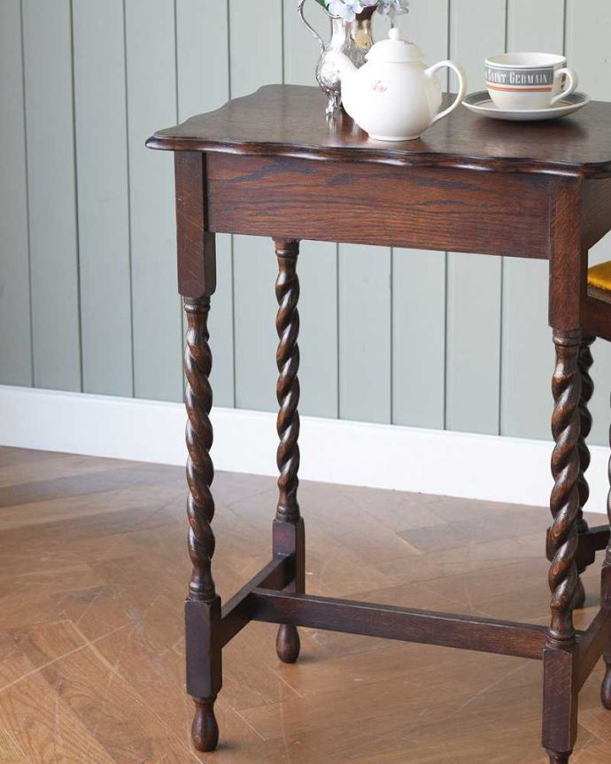 アンティークのテーブル　アンティーク家具　きれいなアンティークの英国輸入家具、ツイスト脚のオケージョナルテーブル 。間違いなし！英国アンティーク定番のデザインクルックルッとしなやかに巻かれた女性らしいデザインが印象的なツイスト脚。(k-2107-f)