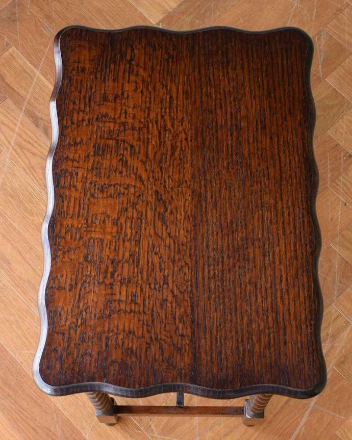 アンティークのテーブル　アンティーク家具　きれいなアンティークの英国輸入家具、ツイスト脚のオケージョナルテーブル 。キレイに修復しましたやっぱり気になるテーブルの天板。(k-2107-f)