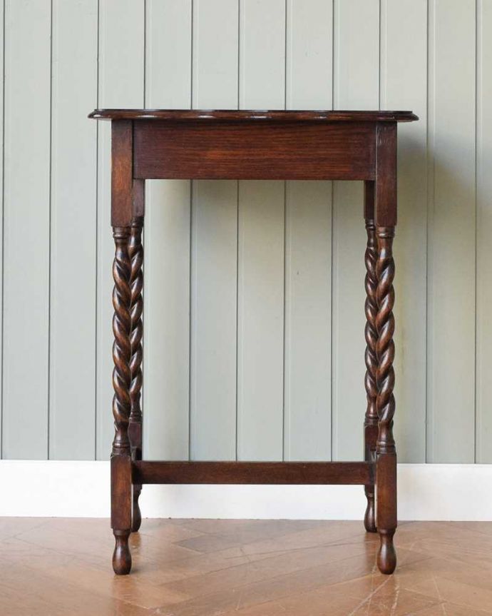 アンティークのテーブル　アンティーク家具　きれいなアンティークの英国輸入家具、ツイスト脚のオケージョナルテーブル 。クルッと回転。(k-2107-f)