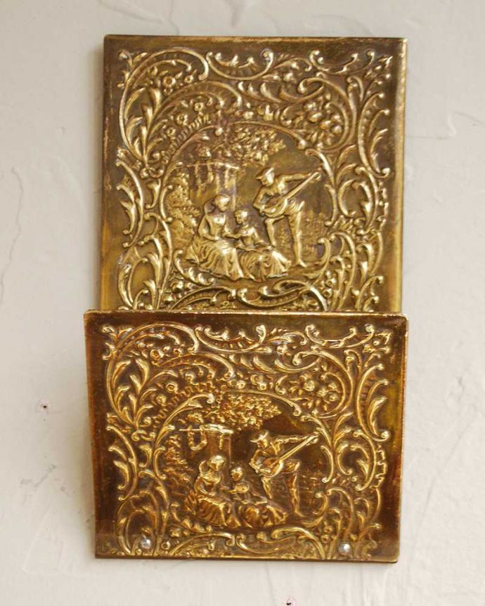 アンティーク 真鍮の雑貨　アンティーク雑貨　英国輸入のアンティーク真鍮製雑貨、装飾が美しい壁掛けレターラック。デスクや、玄関にあるだけでお洒落です。(k-2107-z)