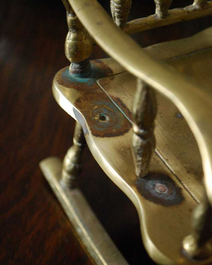 シルバーのテーブルウェア　アンティーク雑貨　英国輸入のアンティーク真鍮オブジェ、装飾が美しいロッキングチェア。真鍮製なので、使っていくごとに味わい深い色合いに変化していきます。(k-2108-z)