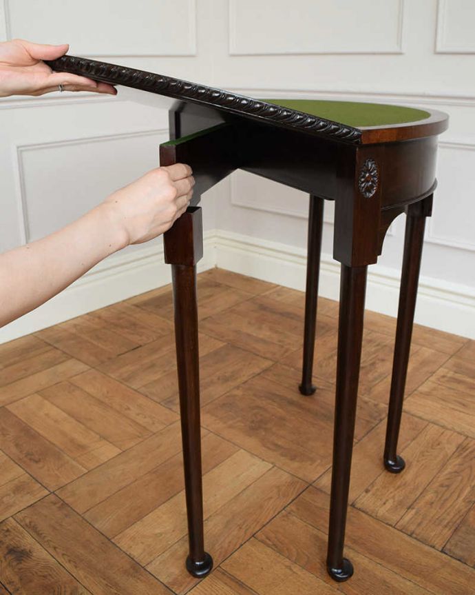 アンティークのテーブル　アンティーク家具　英国ならではのアンティーク家具、お洒落なゲームテーブル（カードテーブル）。簡単に開きます女性１人で、簡単に天板を開くことができます。(k-2111-f)
