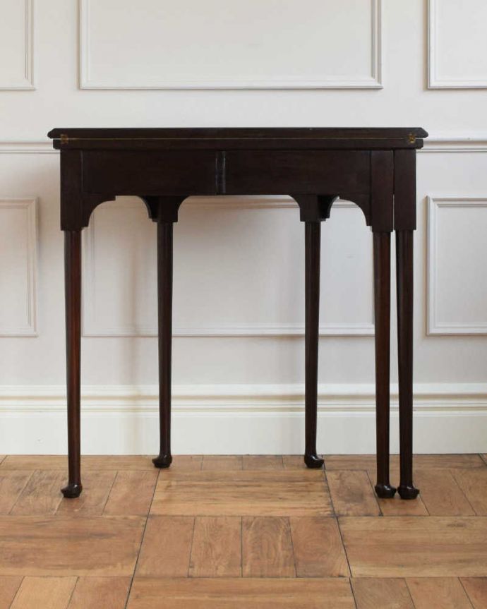 アンティークのテーブル　アンティーク家具　英国ならではのアンティーク家具、お洒落なゲームテーブル（カードテーブル）。後ろ姿にも自信があります。(k-2111-f)