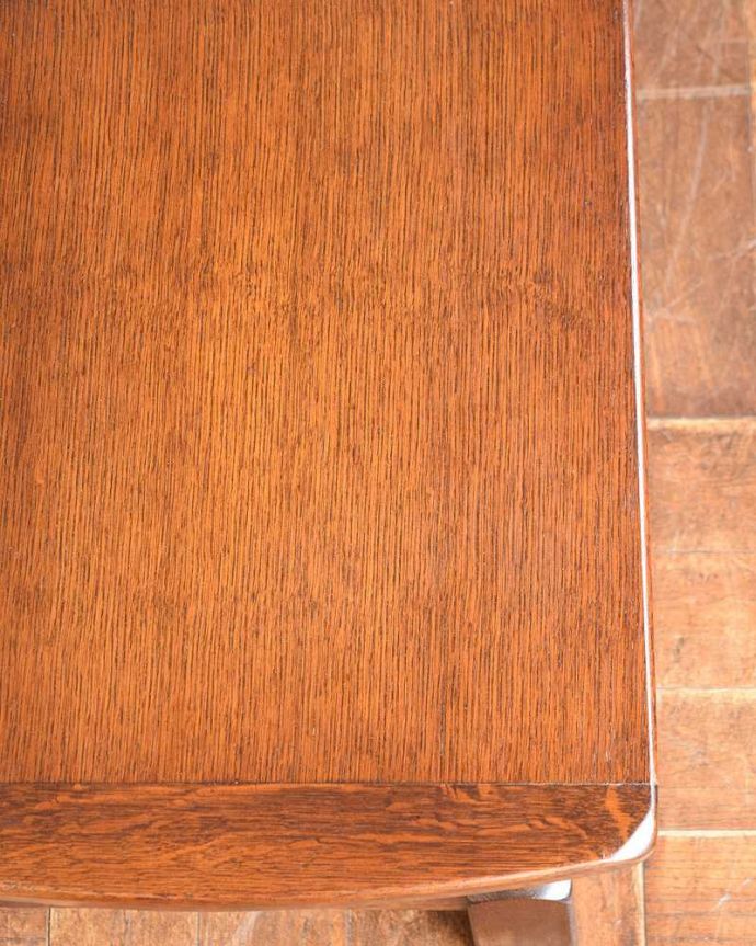 アンティークのテーブル　アンティーク家具　英国スタイルのアンティーク家具、重厚感たっぷりのコーヒーテーブル。近づいて見てみると･･･アンティークはもちろん新品ではないので小さなキズや汚れはありますが、キレイにお直ししたので満足して頂ける自信があります！。(k-2112-f)