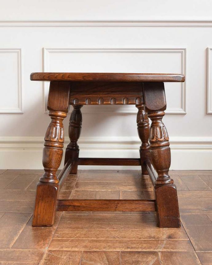 アンティークのテーブル　アンティーク家具　英国スタイルのアンティーク家具、重厚感たっぷりのコーヒーテーブル。クルッと回転。(k-2112-f)