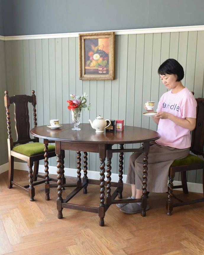 アンティークのテーブル　アンティーク家具　英国伝統のアンティーク家具、オーバル型の伸張式のゲートレッグテーブル 。使い方に合わせて3通りで使えるアンティークの定番アンティーク家具の定番テーブルと言えばゲートレッグテーブル。(k-2113-f)
