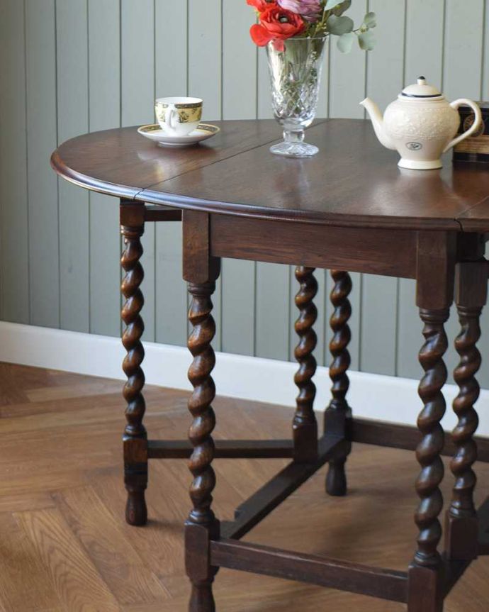 アンティークのテーブル　アンティーク家具　英国伝統のアンティーク家具、オーバル型の伸張式のゲートレッグテーブル 。自慢はやっぱりゲート（門）のような脚まるでゲート（門）が開くような脚の形から名前が付けられたゲートレッグテーブル。(k-2113-f)