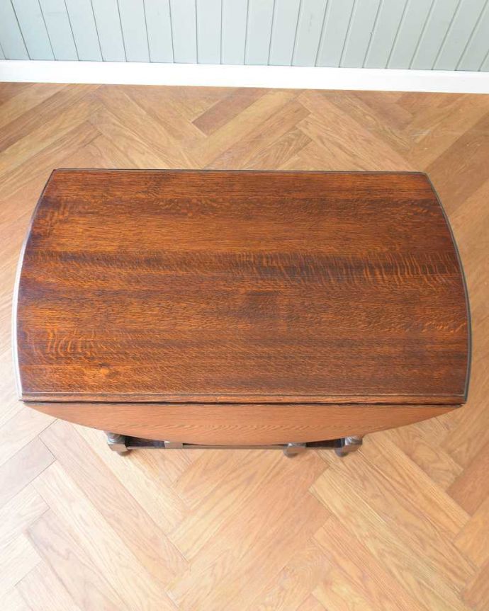 アンティークのテーブル　アンティーク家具　英国伝統のアンティーク家具、オーバル型の伸張式のゲートレッグテーブル 。畳むとこんなにスリムなサイズリーフを閉じた状態のテーブルを上から見るとこんな感じ。(k-2113-f)