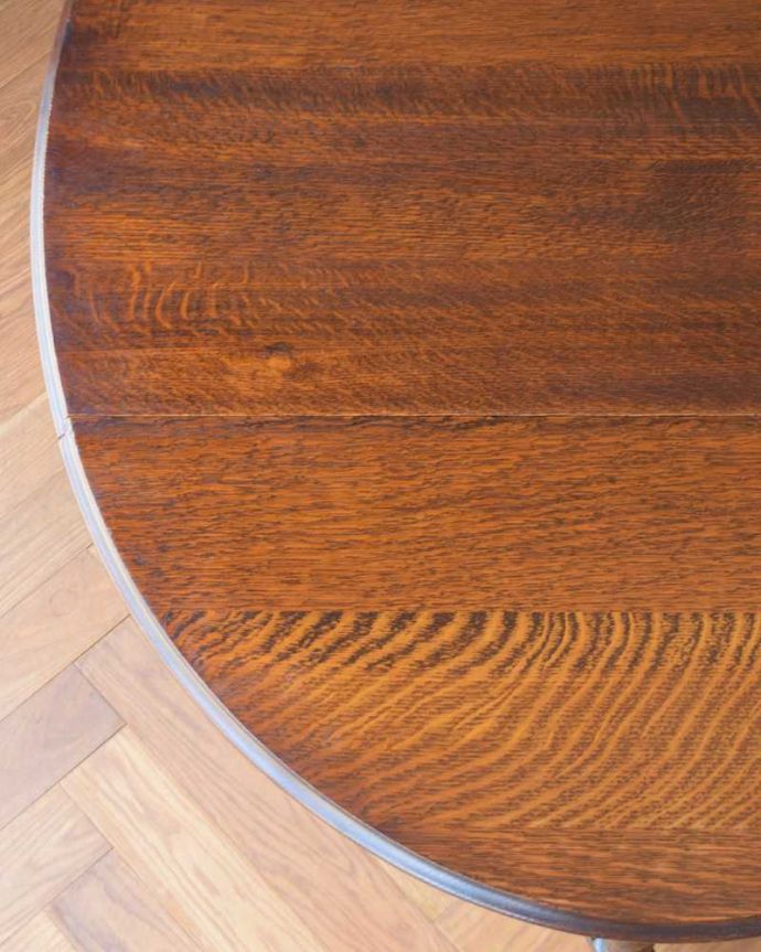 アンティークのテーブル　アンティーク家具　英国伝統のアンティーク家具、オーバル型の伸張式のゲートレッグテーブル 。近づいて見てみると･･･時間と手間暇を掛けて職人が丁寧にお直しした天板は、木目も美しいんです。(k-2113-f)