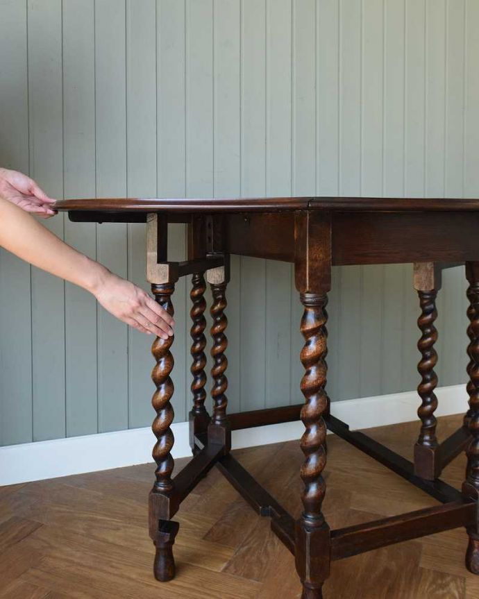 アンティークのテーブル　アンティーク家具　英国伝統のアンティーク家具、オーバル型の伸張式のゲートレッグテーブル 。脚を引き出すだけであっという間ゲートのような形をした脚のテーブル。(k-2113-f)