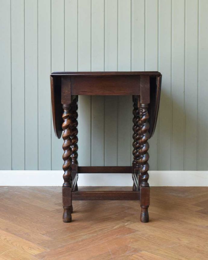 アンティークのテーブル　アンティーク家具　英国伝統のアンティーク家具、オーバル型の伸張式のゲートレッグテーブル 。意外にコンパクト昔、使わないとき壁にピタッと付けて収納出来るように作られたテーブル。(k-2113-f)