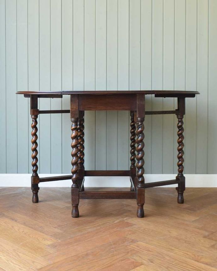 アンティークのテーブル　アンティーク家具　英国伝統のアンティーク家具、オーバル型の伸張式のゲートレッグテーブル 。両方開けば大きなサイズゲートレッグテーブルはゲートが開くように作られた脚のデザインも印象的。(k-2113-f)