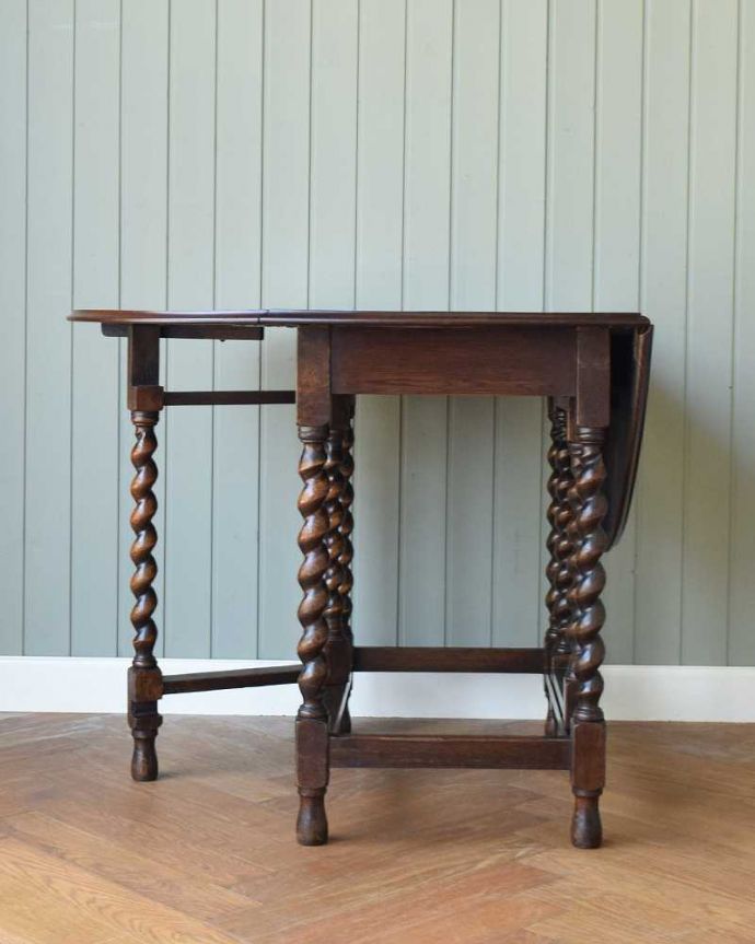 アンティークのテーブル　アンティーク家具　英国伝統のアンティーク家具、オーバル型の伸張式のゲートレッグテーブル 。片方開くと････片方のリーフを開くとこんな感じ。(k-2113-f)