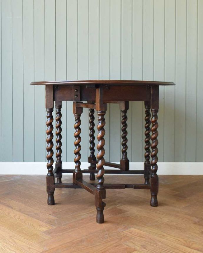 アンティークのテーブル　アンティーク家具　英国伝統のアンティーク家具、オーバル型の伸張式のゲートレッグテーブル 。クルッと回転。(k-2113-f)