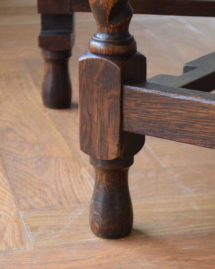 アンティークのテーブル　アンティーク家具　英国伝統のアンティーク家具、オーバル型の伸張式のゲートレッグテーブル 。持ち上げなくても移動できます！Handleのアンティークは、脚の裏にフェルトキーパーをお付けしていますので、持ち上げなくても床を滑らせて移動させることが出来ます。(k-2113-f)
