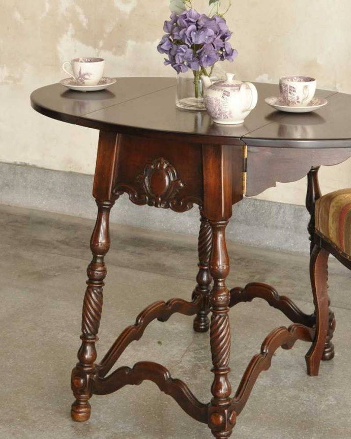 アンティークのテーブル　アンティーク家具　優雅な脚のアンティークバタフライテーブル（伸張式）。やっぱり目が行く美しすぎる脚彫りの美しい脚が一番の特長。(k-2118-f)