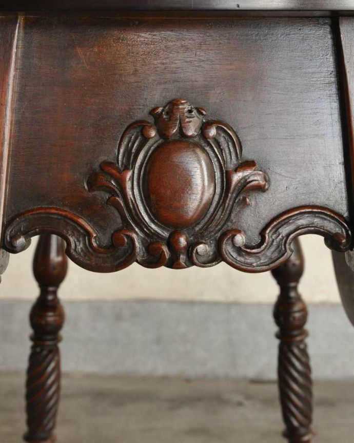アンティークのテーブル　アンティーク家具　優雅な脚のアンティークバタフライテーブル（伸張式）。うっとりする美しさアンティークだから手に入る美しい彫。(k-2118-f)