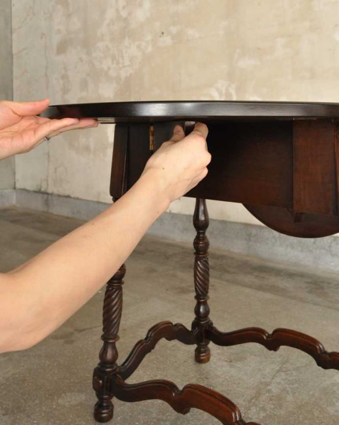 アンティークのテーブル　アンティーク家具　優雅な脚のアンティークバタフライテーブル（伸張式）。あっという間にサイズ変更OK！天板を上に持ち上げてレバーを引っ張り出すだけで、女性でもあっという間にサイズが変えれます。(k-2118-f)