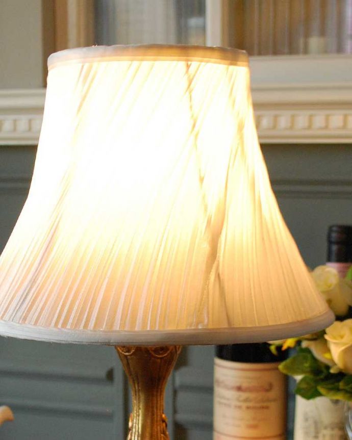スタンドライト　照明・ライティング　真鍮装飾が美しい英国輸入のアンティークテーブルランプ（Ｅ17シャンデリア球付）。電気を付けると・・・シェードを通した灯りは、とっても柔らか。(k-2118-z)