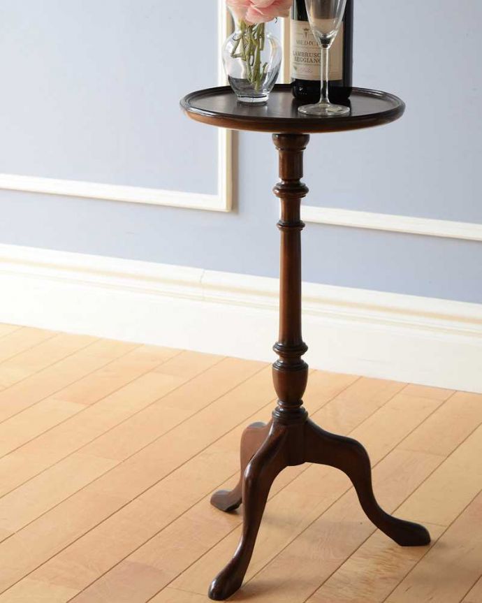 アンティークのテーブル　アンティーク家具　どこでも気軽に持ち運びができる、小さな英国アンティークのティーテーブル。小さくてもアンティークの気品タップリ。(k-2122-f)