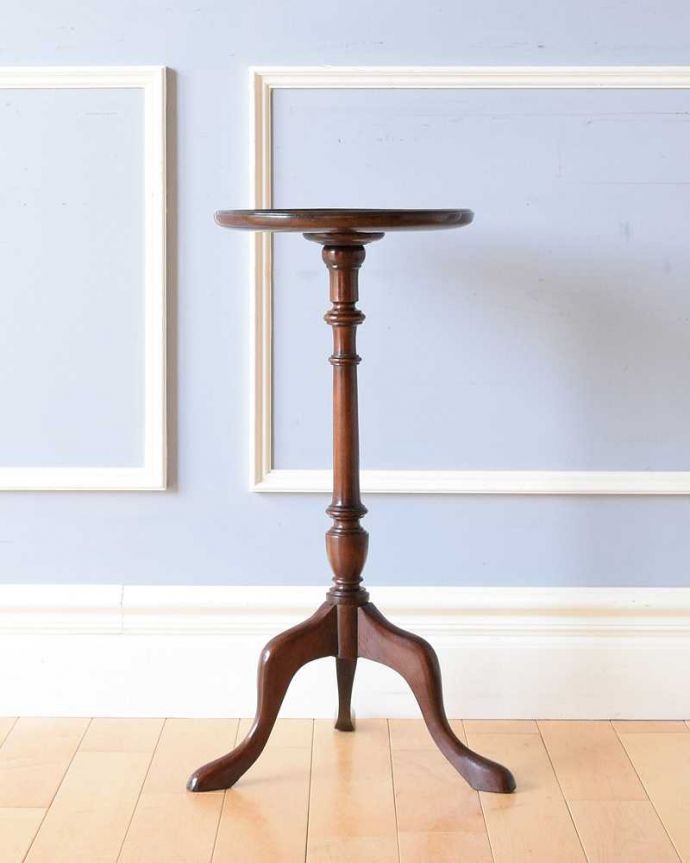 アンティークのテーブル　アンティーク家具　どこでも気軽に持ち運びができる、小さな英国アンティークのティーテーブル。横から見ても優雅英国アンティークらしく横顔だって美しいんです。(k-2122-f)