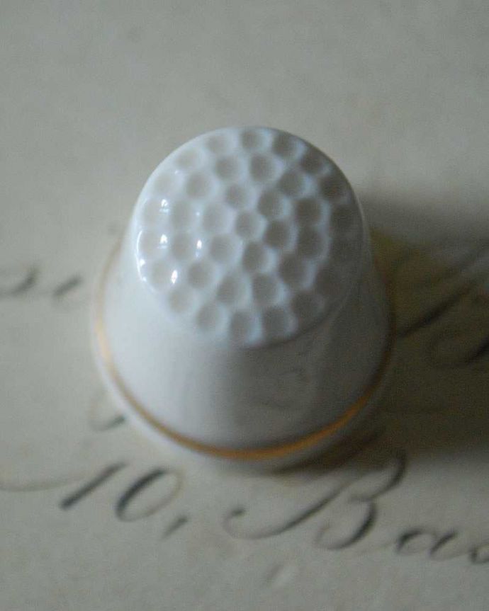 アンティーク 陶磁器の雑貨　アンティーク雑貨　イギリスで見つけた、アンティークシンブル（ハト）。アンティークなので多少のキズ・汚れがある場合があります。(k-2122-z)