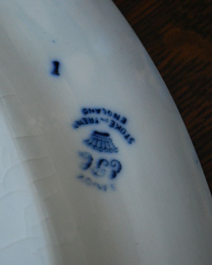 アンティーク 陶磁器の雑貨　アンティーク雑貨　縁どりのブルーが美しい、イギリスアンティークのオーバルプレート 。バックスタンプです。(k-2124-z)