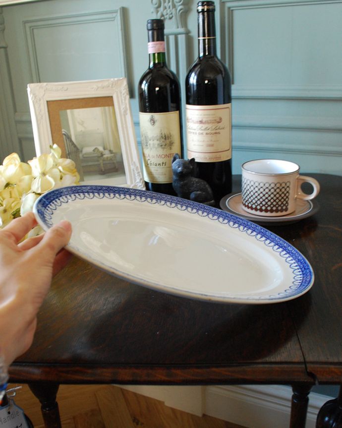 アンティーク 陶磁器の雑貨　アンティーク雑貨　食卓を優雅に彩る、ブルーが美しいアンティークオーバルプレート。ブルーのデザインが品が良く、エレガントです。(k-2125-z)