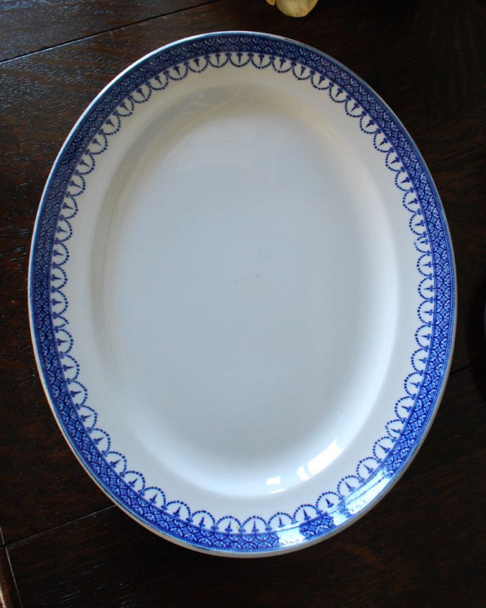 アンティーク 陶磁器の雑貨　アンティーク雑貨　食卓を優雅に彩る、ブルーが美しいアンティークオーバルプレート。アンティークのため、多少の欠け・傷がある場合がありますが、使用上問題はありませんので、ご安心ください。(k-2125-z)