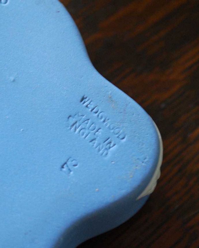 アンティーク 陶磁器の雑貨　アンティーク雑貨　アンティークウェッジウッドのジャスパーウェア（ブルー）、お花型の小物入れ。裏側にはロゴが刻まれています。(k-2127-z)