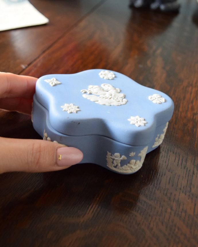 アンティーク 陶磁器の雑貨　アンティーク雑貨　アンティークウェッジウッドのジャスパーウェア（ブルー）、お花型の小物入れ。うっとりする程美しいブルーは上品なインテリアを演出してくれます。(k-2127-z)
