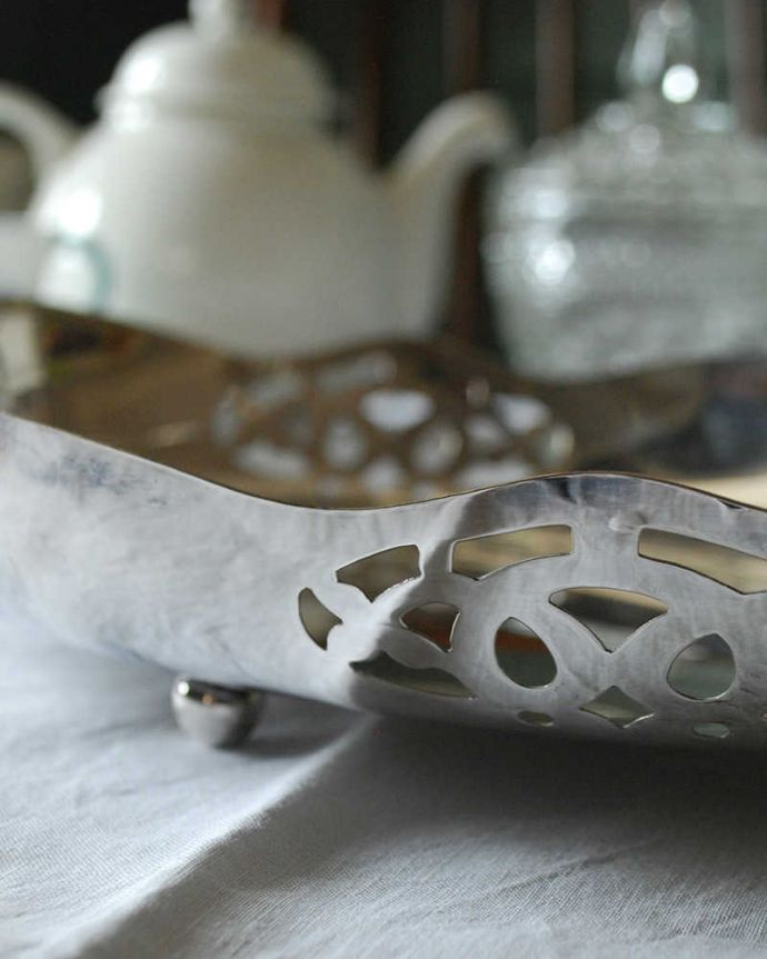アンティーク 真鍮の雑貨　アンティーク雑貨　英国輸入の銀食器、アンティークシルバーの持ち手付きプレート。上品な透かし彫りの装飾が施されています。(k-2136-z)