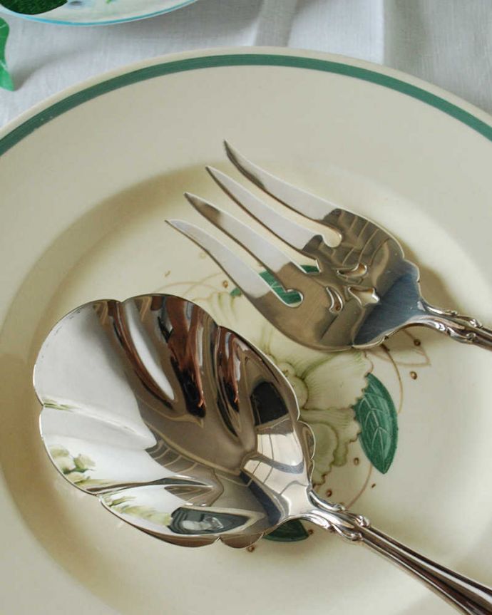アンティーク 真鍮の雑貨　アンティーク雑貨　英国の銀食器、アンティークシルバーのサービングフォーク＆スプーンセット。自宅でも特別な食事の時間が楽しめます。(k-2137-z)