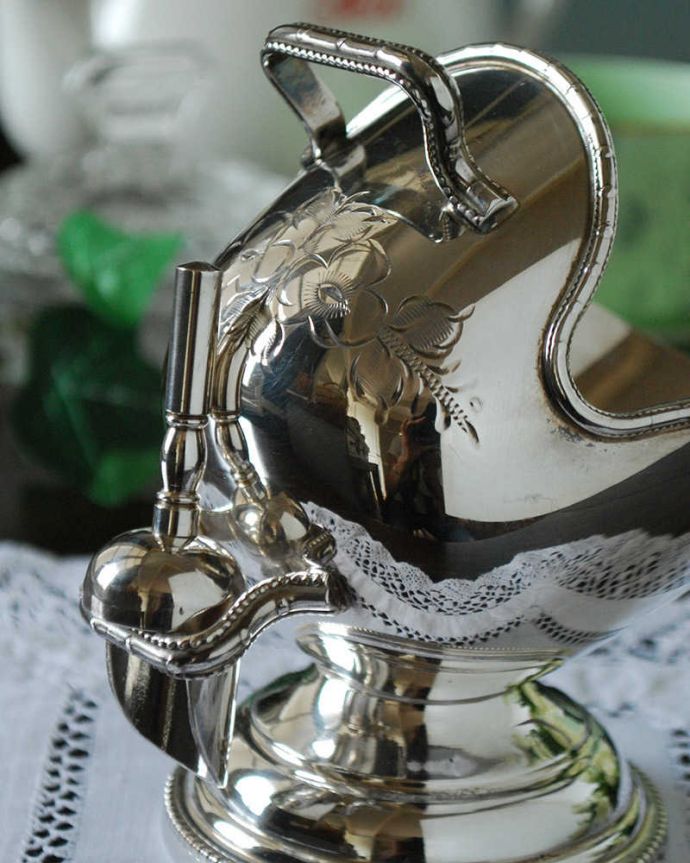 アンティーク 真鍮の雑貨　アンティーク雑貨　英国の銀食器、アンティークシルバーのシュガーポット＆スプーン。お花が手彫りでデザインされています。(k-2138-z)