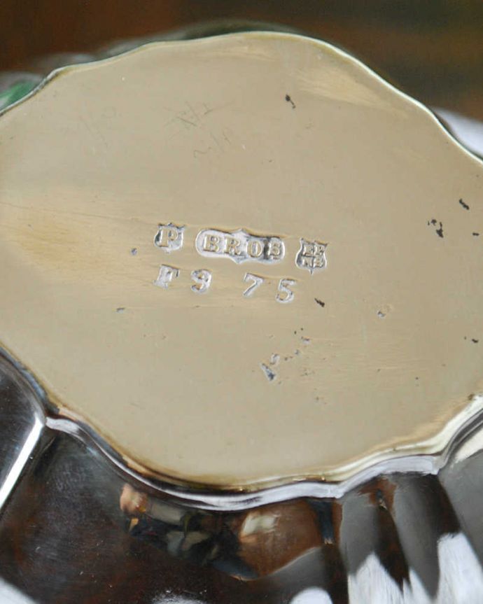 アンティーク 真鍮の雑貨　アンティーク雑貨　イギリスの銀食器、アンティークシルバーのミニピッチャー（ミルクジャグ）。調印が残っていました。(k-2139-z)