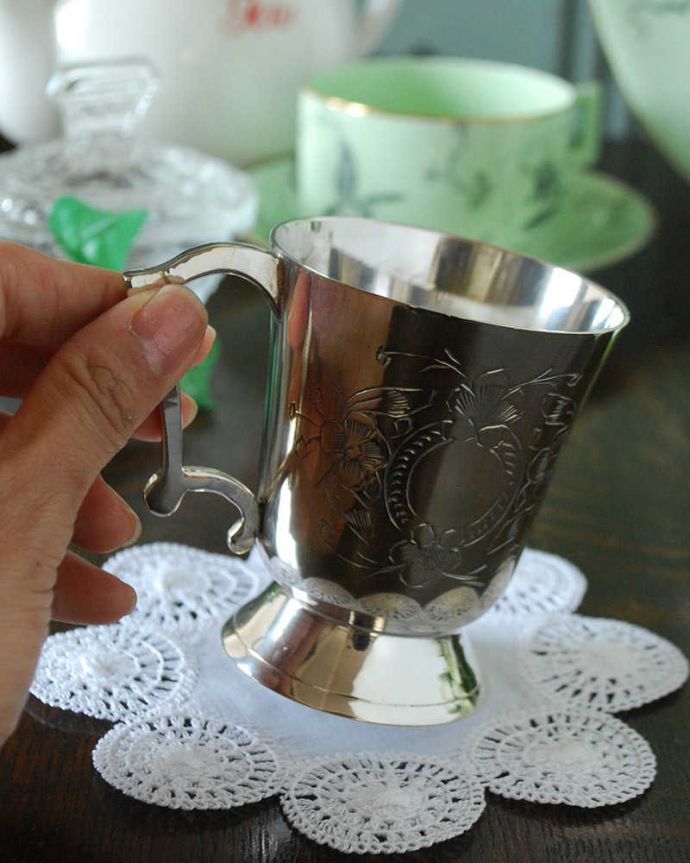 アンティーク 真鍮の雑貨　アンティーク雑貨　英国アンティークの銀食器、アンティークシルバーのハンドル付きカップ。いつものダイニングを華やかに演出してくれます。(k-2141-z)
